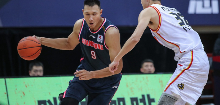 镜报：安菲尔德球迷因现场警报响起被暂时疏散，现已重新进场（镜报：警报触发安菲尔德球迷短暂撤离，现已恢复入场）