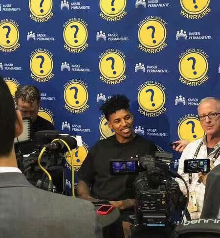 湖人逆转勇士詹姆斯狂砍34分（詹姆斯34分领衔湖人逆转击败勇士）