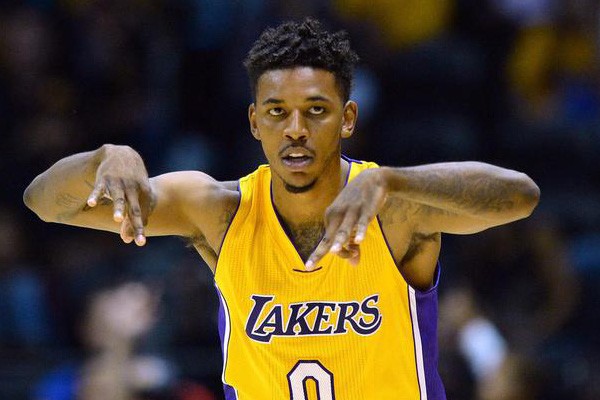 意媒：因机场跑道结冰，尤文全队与远征球迷被困挪威（跑道结冰致航班受阻，尤文全队与远征球迷滞留挪威）