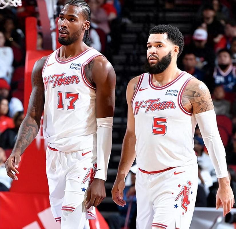 斯基拉：37岁本泽马准备在赛季结束合同到期后离开吉达联合（斯基拉：本泽马37岁，计划在赛季末合同到期时告别吉达联合）