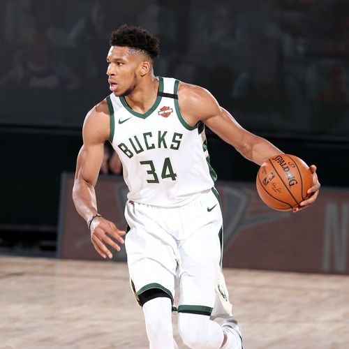 这队踢得像一台机器（这支球队像精密机器般运转）