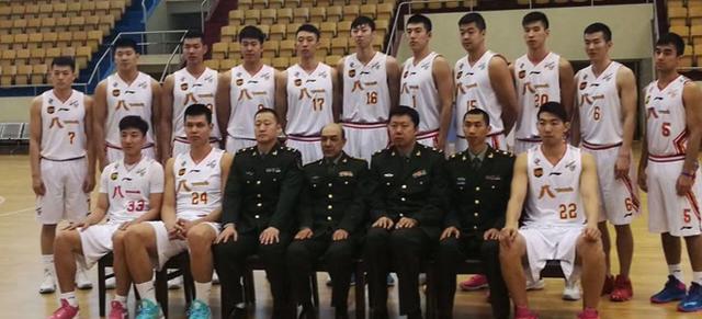 手腕骨折+肩部受伤，巴黎主席纳赛尔缠着绷带赴客场督战欧冠（手腕骨折肩部受创，巴黎主席纳赛尔打着绷带客赴欧冠督战）