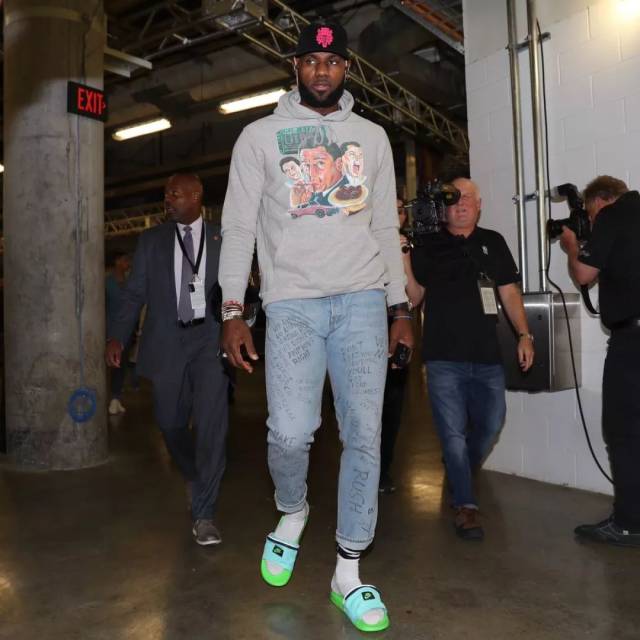 掘金约基奇豪取三双助球队连胜（约基奇砍三双，掘金豪取连胜）